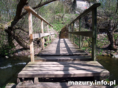 Tzw. Zwalony most w Kruklankach nad jeziorem Patelnia