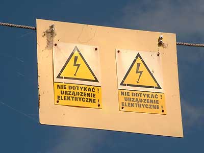 Oznakowanie - w tych linach nie pynie prd - s to ograniczniki